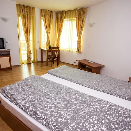 La Pierre Apartment *